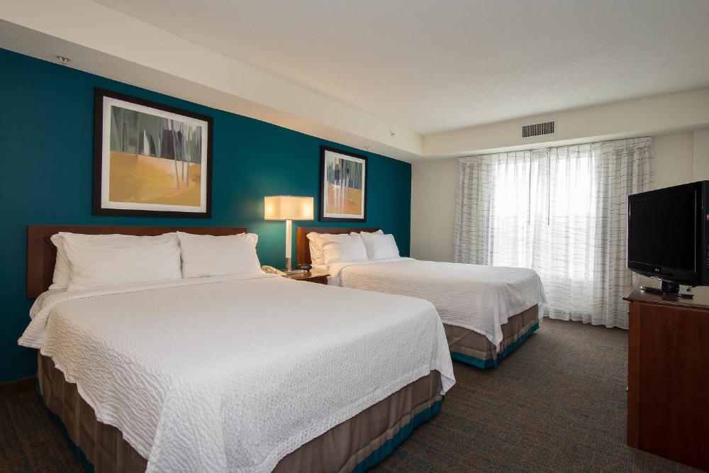 One-Bedroom Suite with Two Queen Beds and Sofa Bed interior